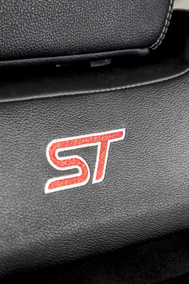 Ford Fiesta ST 2018 Test Drive - 16