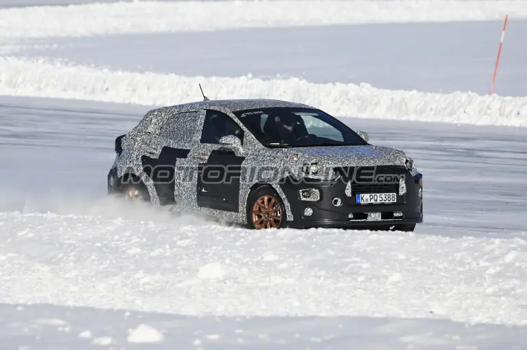 Ford Fiesta SUV foto spia 13 marzo 2019 - 5