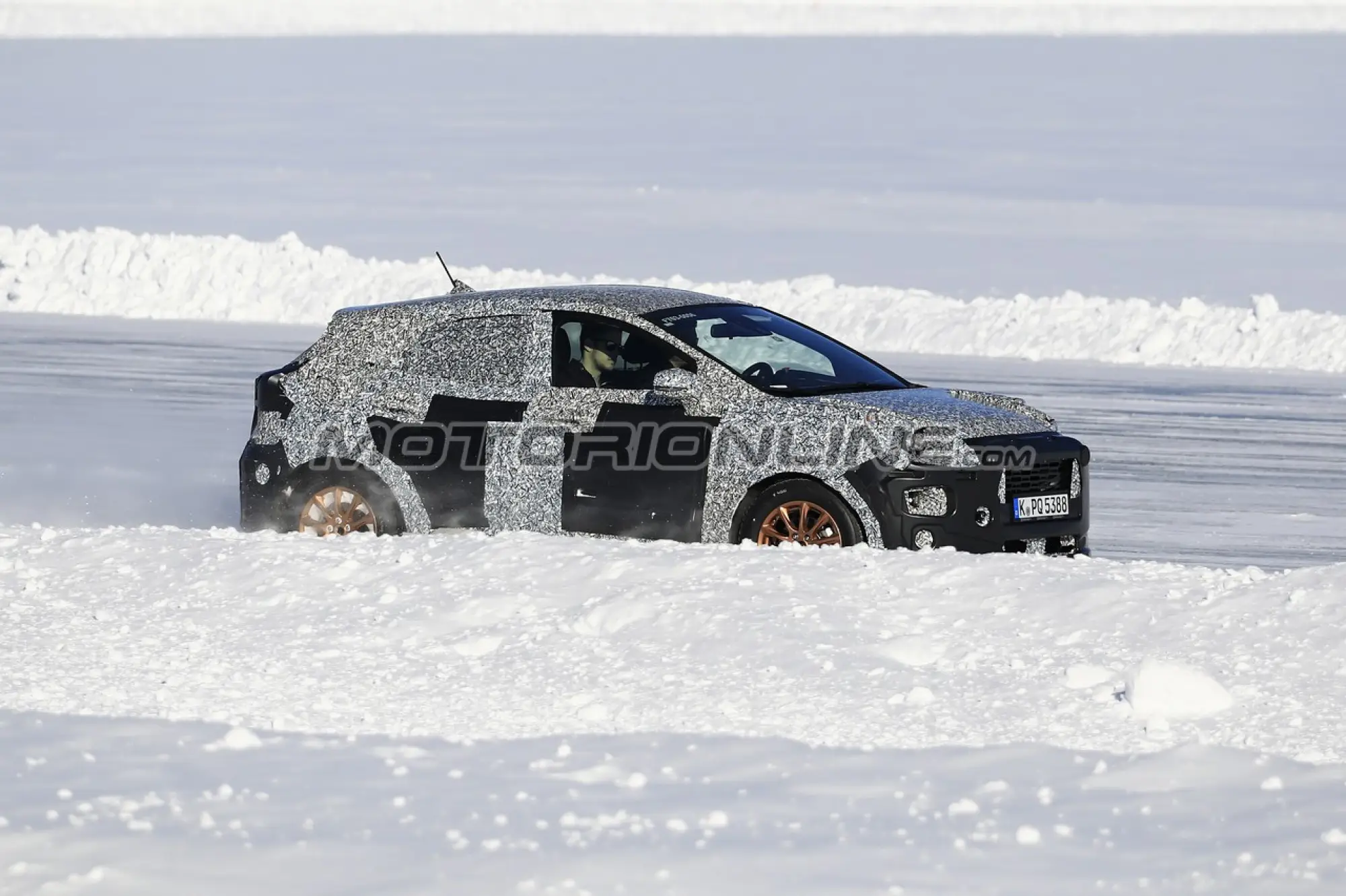 Ford Fiesta SUV foto spia 13 marzo 2019 - 6