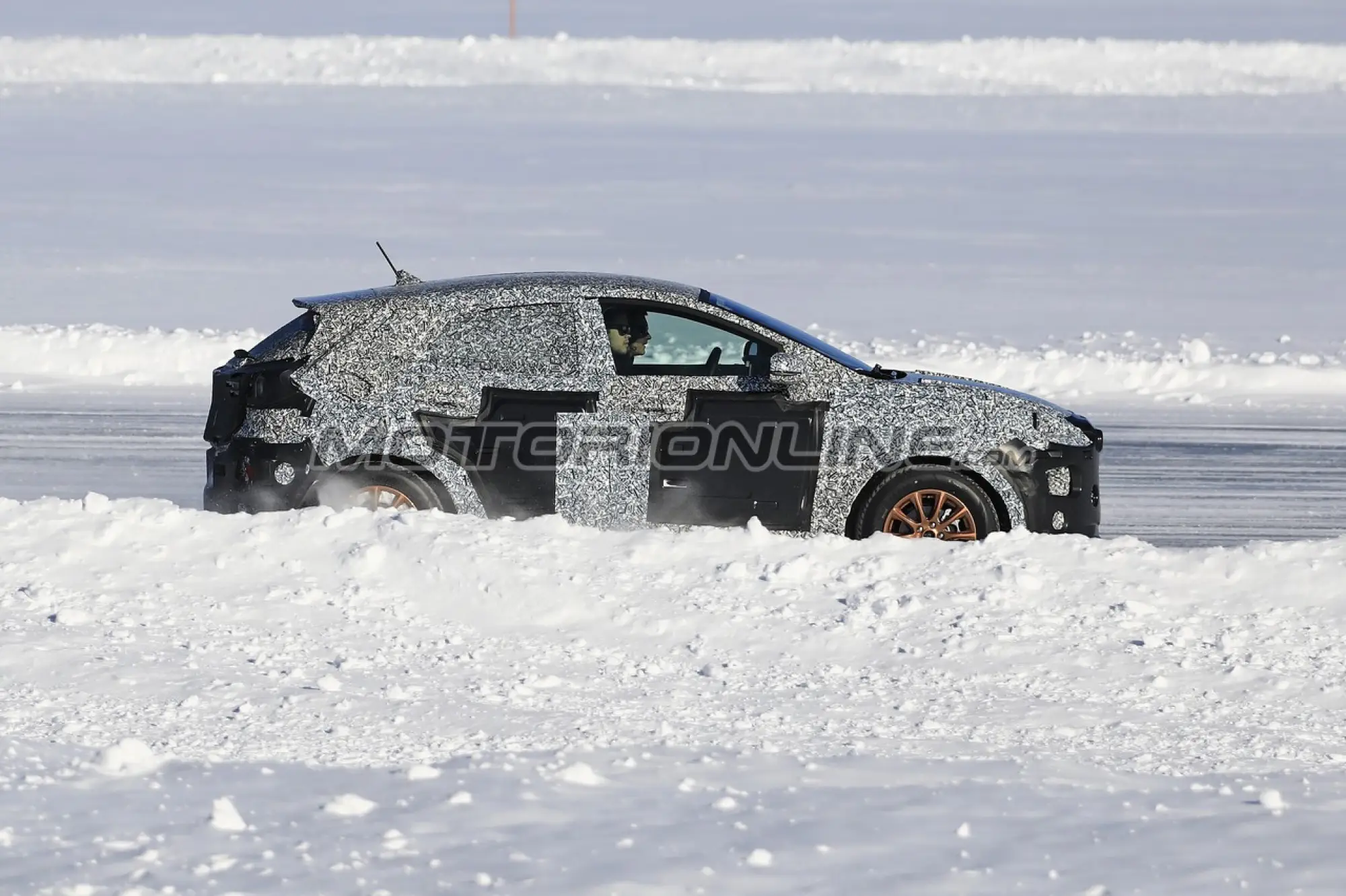 Ford Fiesta SUV foto spia 13 marzo 2019 - 8