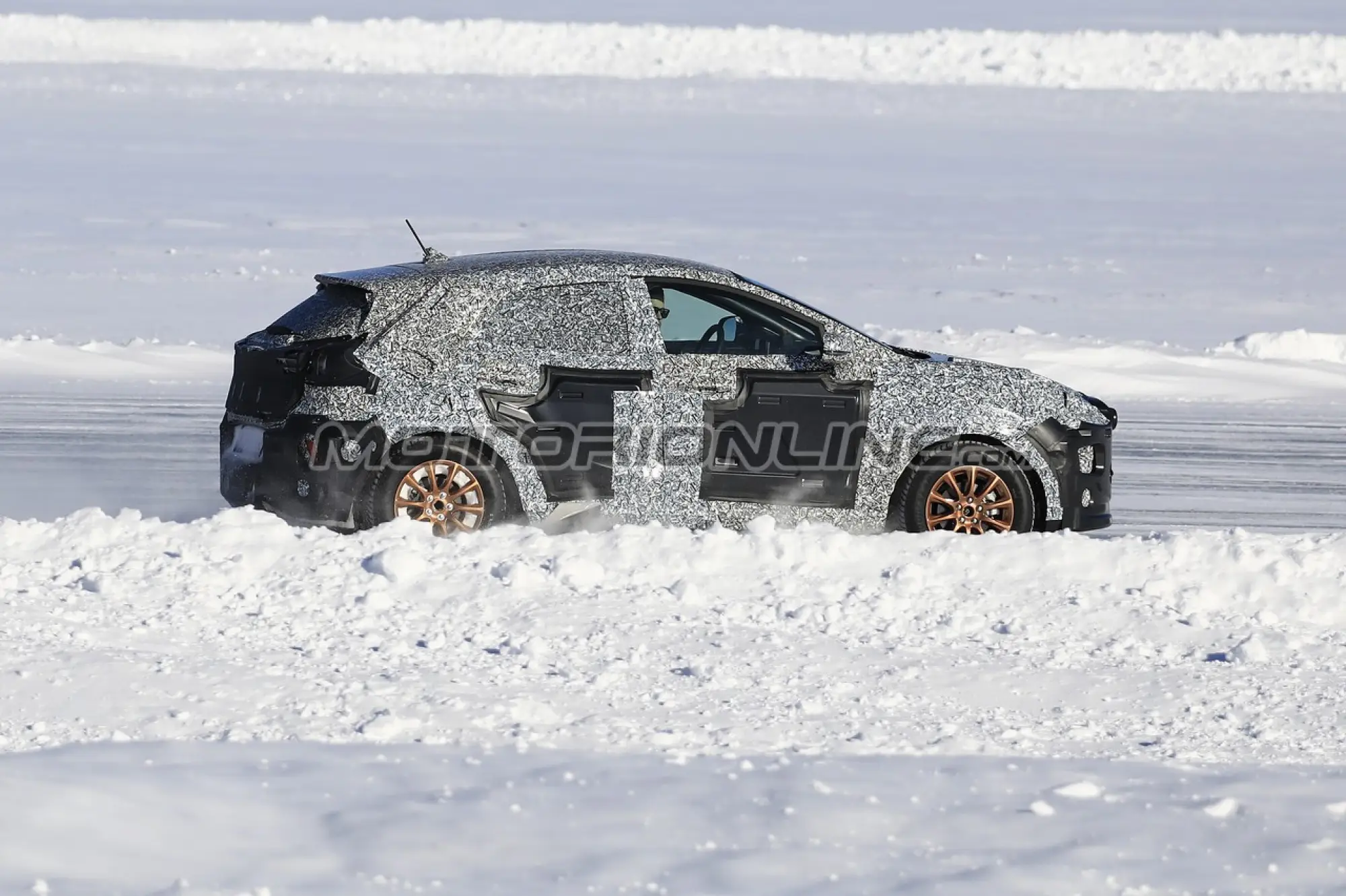 Ford Fiesta SUV foto spia 13 marzo 2019 - 9