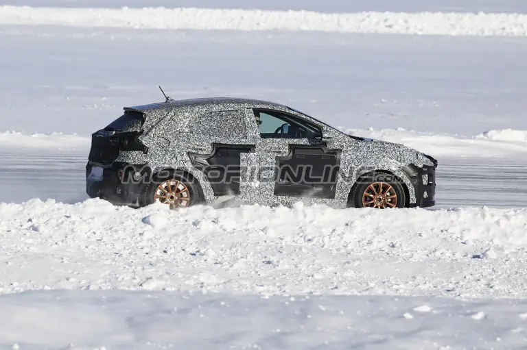 Ford Fiesta SUV foto spia 13 marzo 2019 - 9