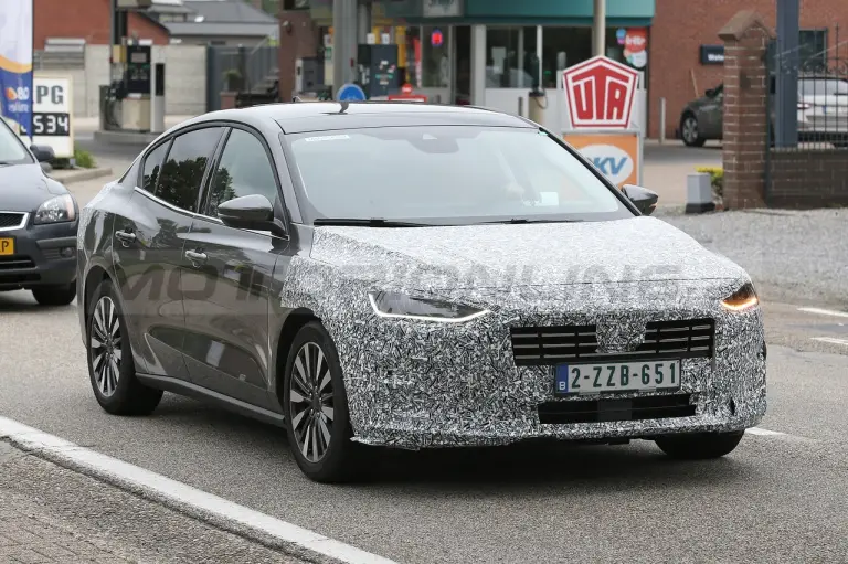 Ford Focus Berlina 2022 - Foto Spia 09-09-2021 - 5