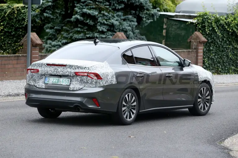 Ford Focus Berlina 2022 - Foto Spia 09-09-2021 - 6