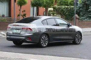 Ford Focus Berlina 2022 - Foto Spia 09-09-2021 - 4