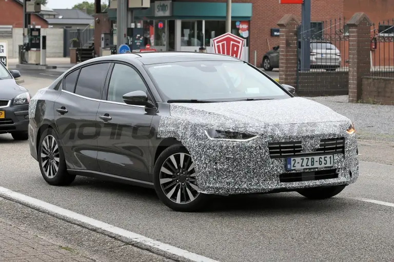 Ford Focus Berlina 2022 - Foto Spia 09-09-2021 - 11