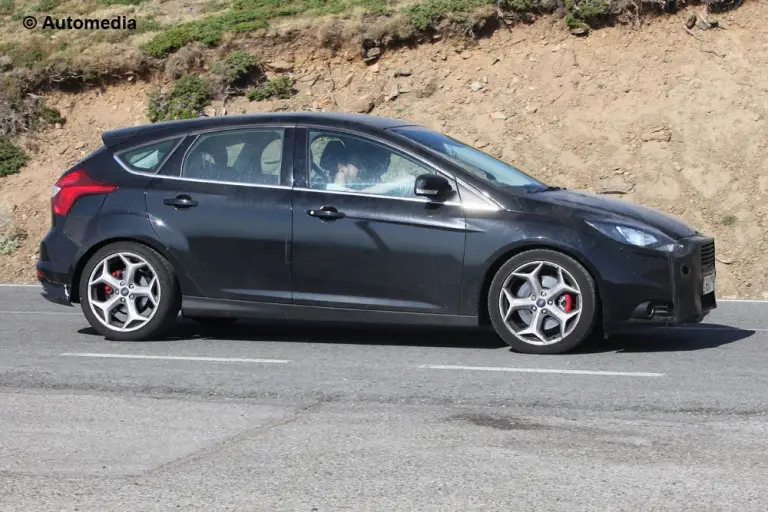 Ford Focus Facelift 2014 - Foto spia 20-08-2013 - 3