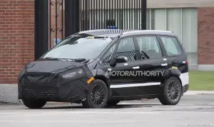 Ford Galaxy 2014 - Foto spia 06-06-2012