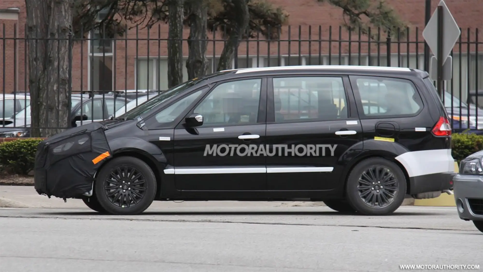 Ford Galaxy 2014 - Foto spia 06-06-2012 - 4