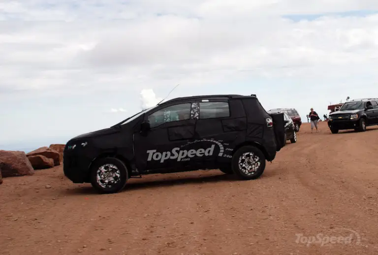 Ford Kuga 2012 - Foto spia della versione baby 09-09-2011 - 1