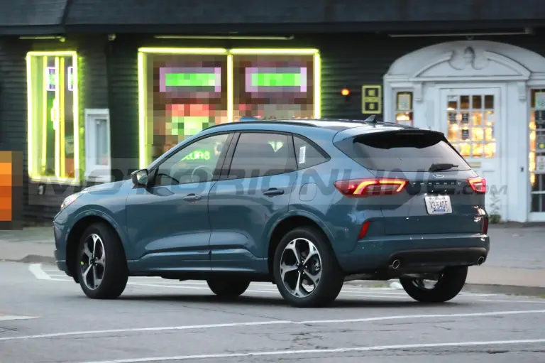Ford Kuga 2023 - Foto Spia 16-06-2022 - 10