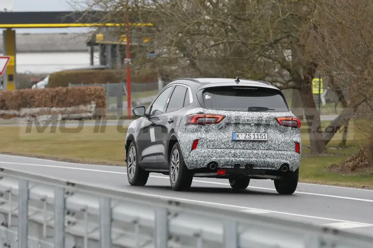 Ford Kuga 2023 - Foto Spia 18-03-2022 - 1