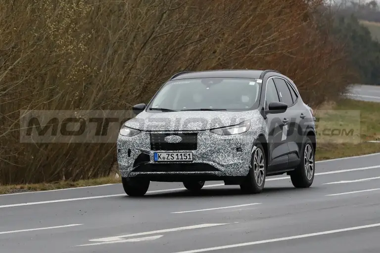 Ford Kuga 2023 - Foto Spia 18-03-2022 - 3