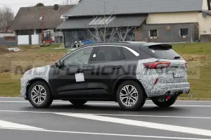 Ford Kuga 2023 - Foto Spia 18-03-2022