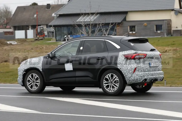 Ford Kuga 2023 - Foto Spia 18-03-2022 - 14