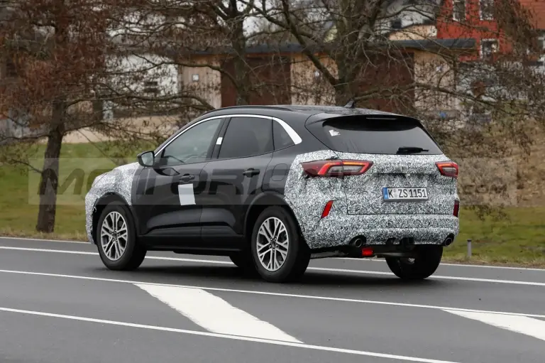 Ford Kuga 2023 - Foto Spia 18-03-2022 - 12