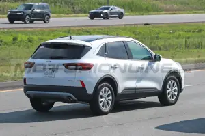 Ford Kuga Active 2023 - Foto Spia 22-07-2022 - 7