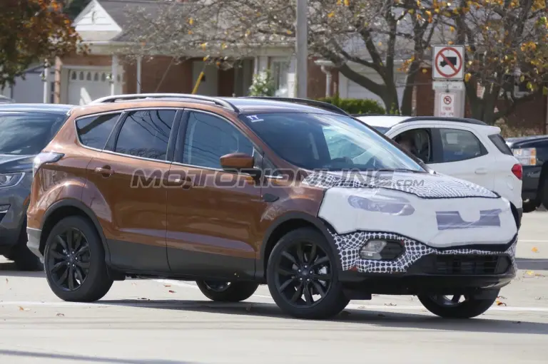 Ford Kuga MY 2016 - Foto spia 11-11-2015 - 3