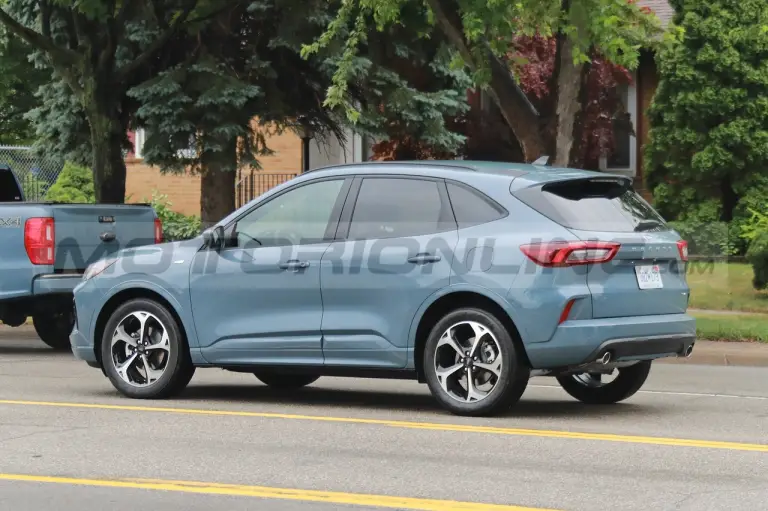 Ford Kuga ST-Line 2023 - Foto Spia 08-07-2022 - 3