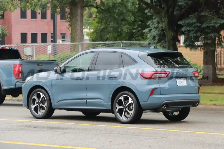 Ford Kuga ST-Line 2023 - Foto Spia 08-07-2022 - 4