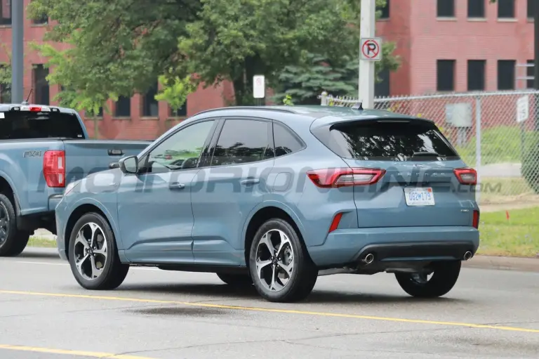Ford Kuga ST-Line 2023 - Foto Spia 08-07-2022 - 2