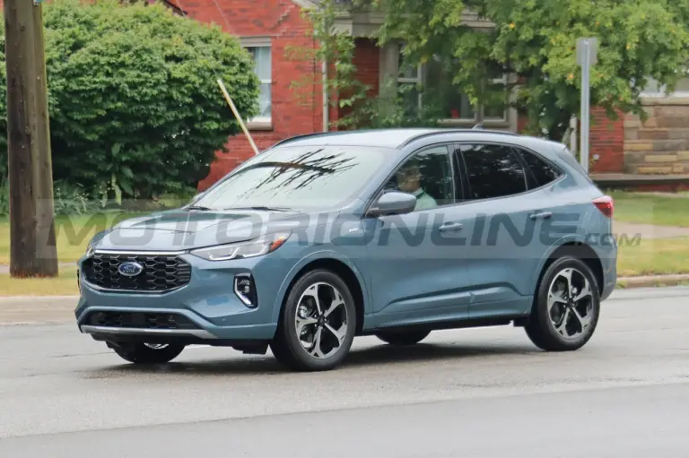 Ford Kuga ST-Line 2023 - Foto Spia 08-07-2022 - 7