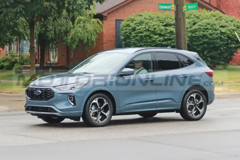 Ford Kuga ST-Line 2023 - Foto Spia 08-07-2022 - 6