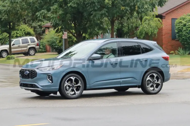 Ford Kuga ST-Line 2023 - Foto Spia 08-07-2022 - 8