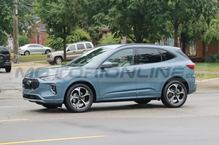 Ford Kuga ST-Line 2023 - Foto Spia 08-07-2022 - 14