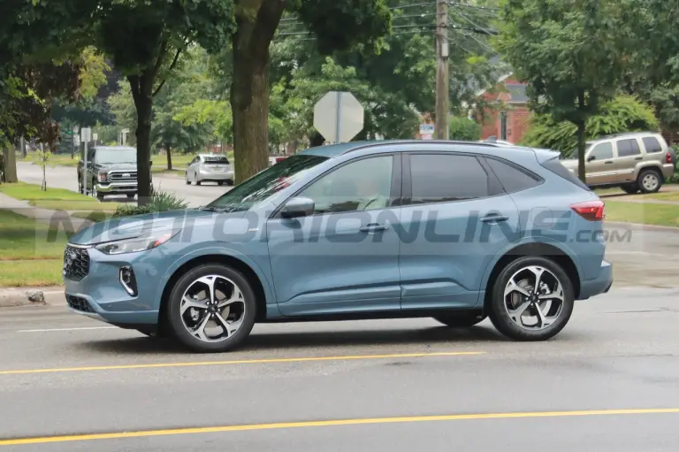 Ford Kuga ST-Line 2023 - Foto Spia 08-07-2022 - 11