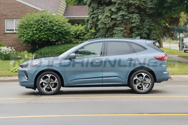 Ford Kuga ST-Line 2023 - Foto Spia 08-07-2022 - 12