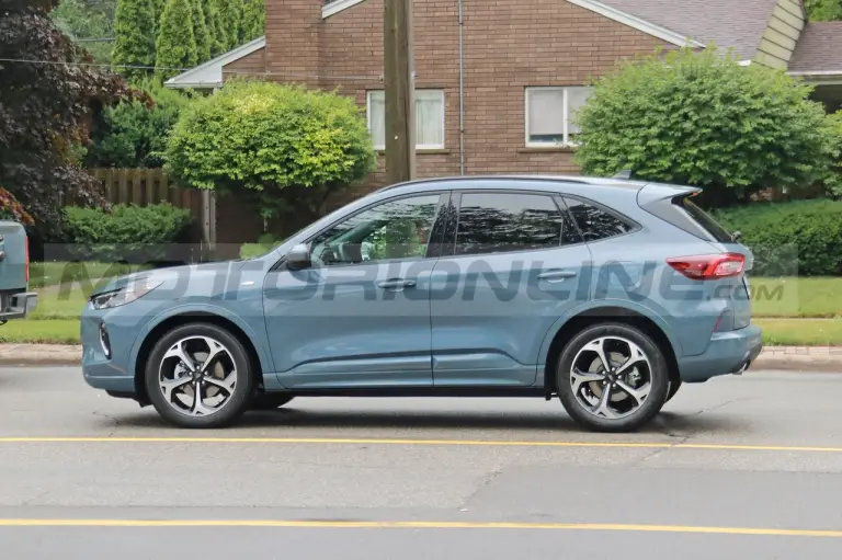 Ford Kuga ST-Line 2023 - Foto Spia 08-07-2022 - 15