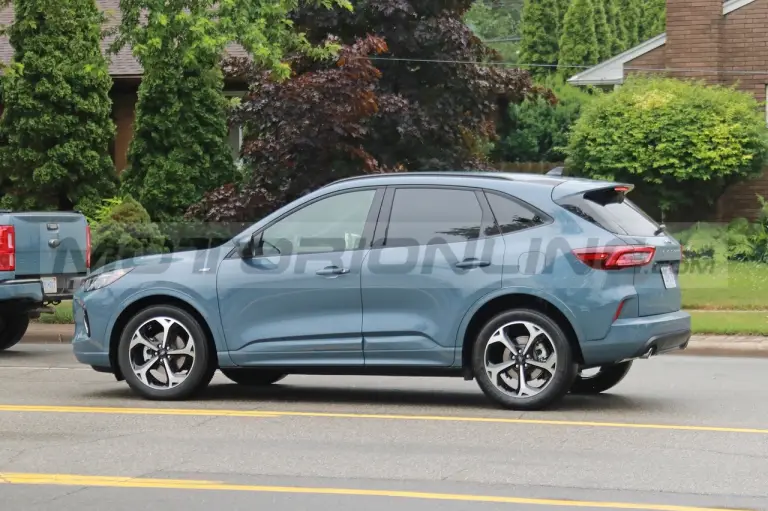 Ford Kuga ST-Line 2023 - Foto Spia 08-07-2022 - 9