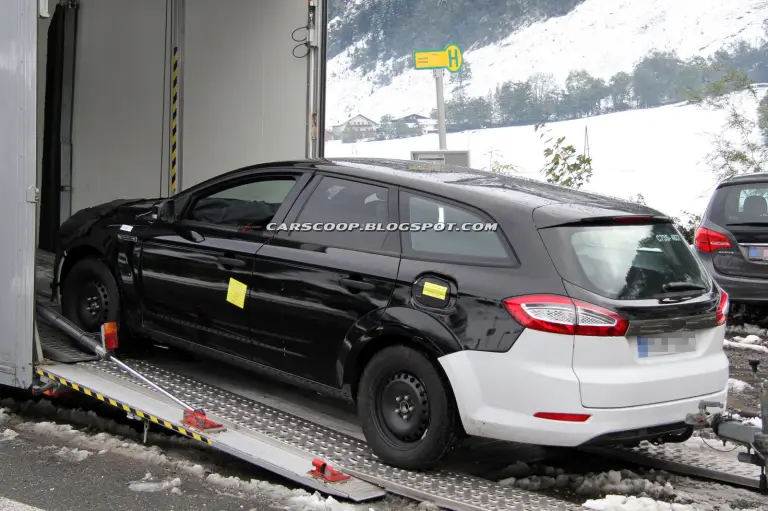 Ford Mondeo station wagon 2013 - Foto spia 06-10-2011 - 4