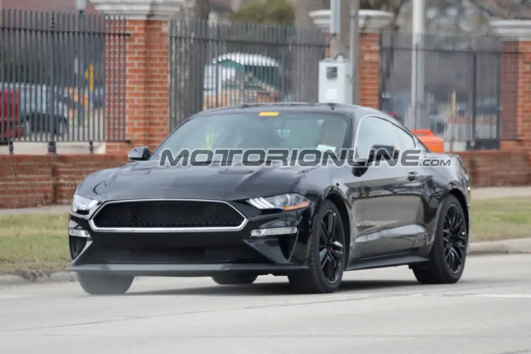 Ford Mustang Bullitt Shadow Black foto spia 7 aprile 2018 - 1