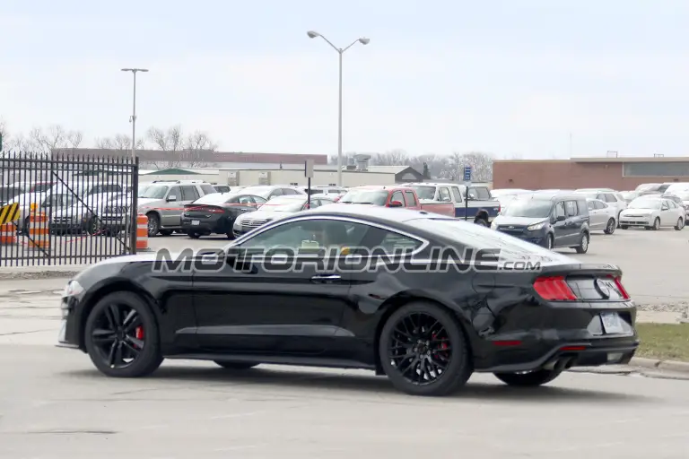 Ford Mustang Bullitt Shadow Black foto spia 7 aprile 2018 - 2