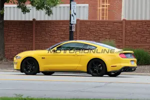 Ford Mustang GT MY 2018 Black Accent Pack foto spia 15 Luglio 2017 - 3