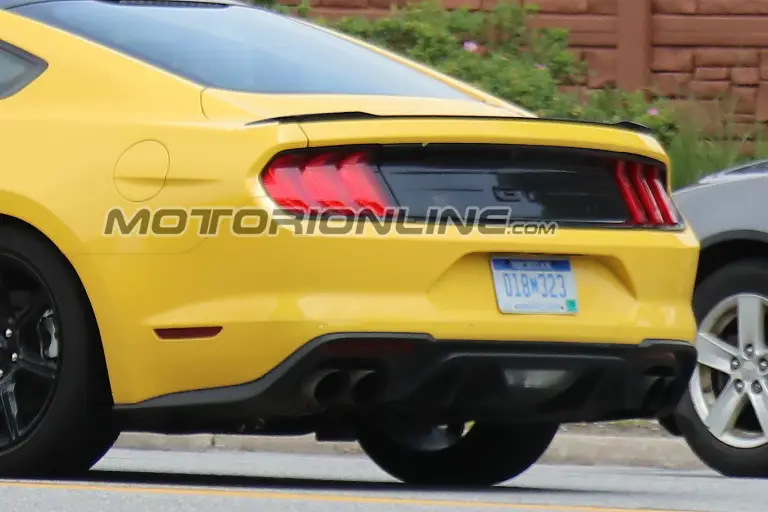 Ford Mustang GT MY 2018 Black Accent Pack foto spia 15 Luglio 2017 - 7