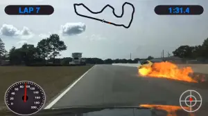 Ford Mustang GT350 in fiamme sul tracciato di Roebling Road