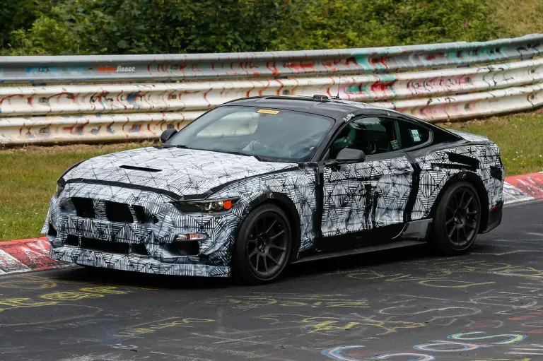 Ford Mustang SVT - Foto spia 18-07-2014 - 2