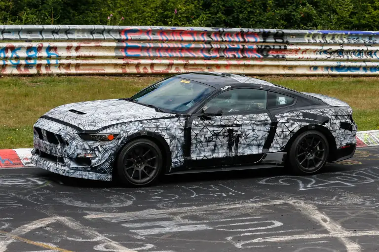 Ford Mustang SVT - Foto spia 18-07-2014 - 3