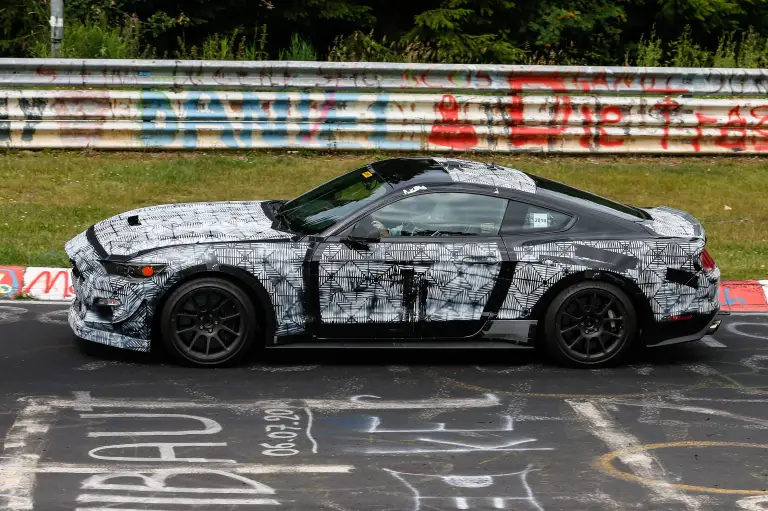 Ford Mustang SVT - Foto spia 18-07-2014 - 4