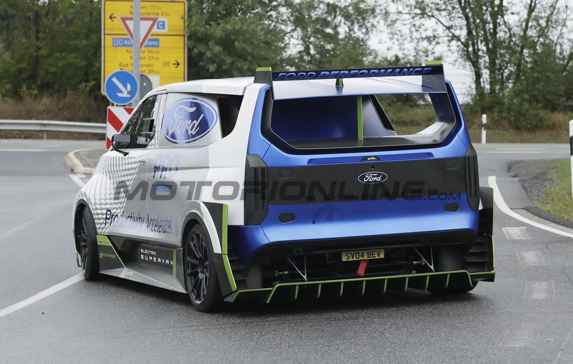 Ford Pro Electric SuperVan - Foto spia 14-09-2022 - 16