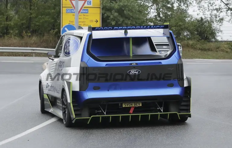 Ford Pro Electric SuperVan - Foto spia 14-09-2022 - 12