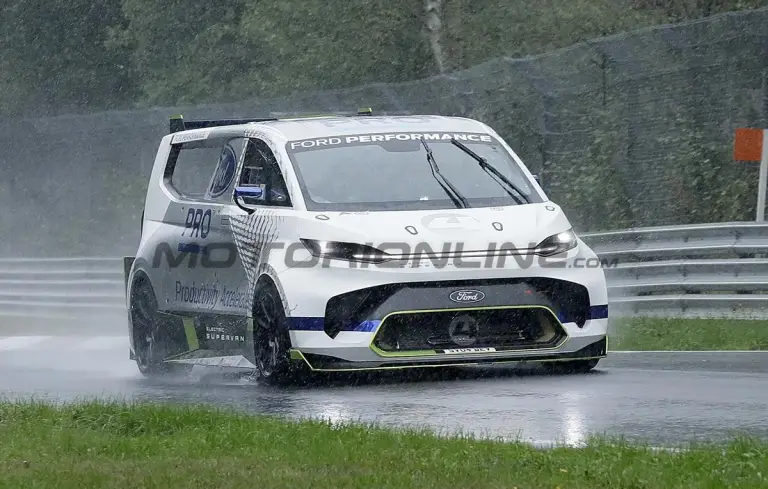 Ford Pro Electric SuperVan - Foto spia 14-09-2022 - 14