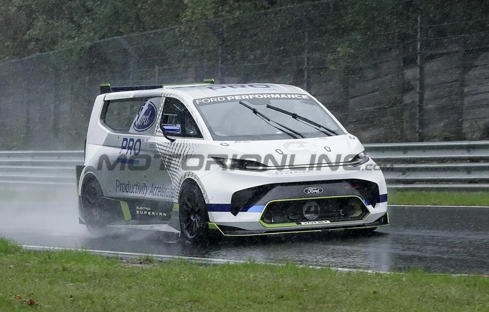 Ford Pro Electric SuperVan - Foto spia 14-09-2022 - 13