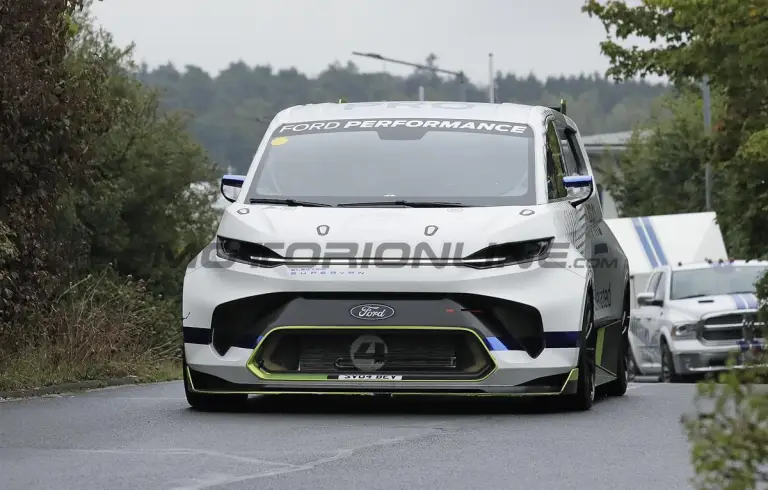Ford Pro Electric SuperVan - Foto spia 14-09-2022 - 1