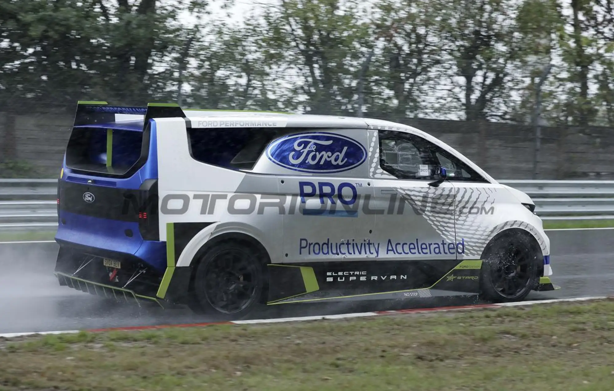 Ford Pro Electric SuperVan - Foto spia 14-09-2022 - 18