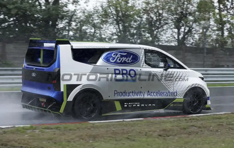 Ford Pro Electric SuperVan - Foto spia 14-09-2022 - 18