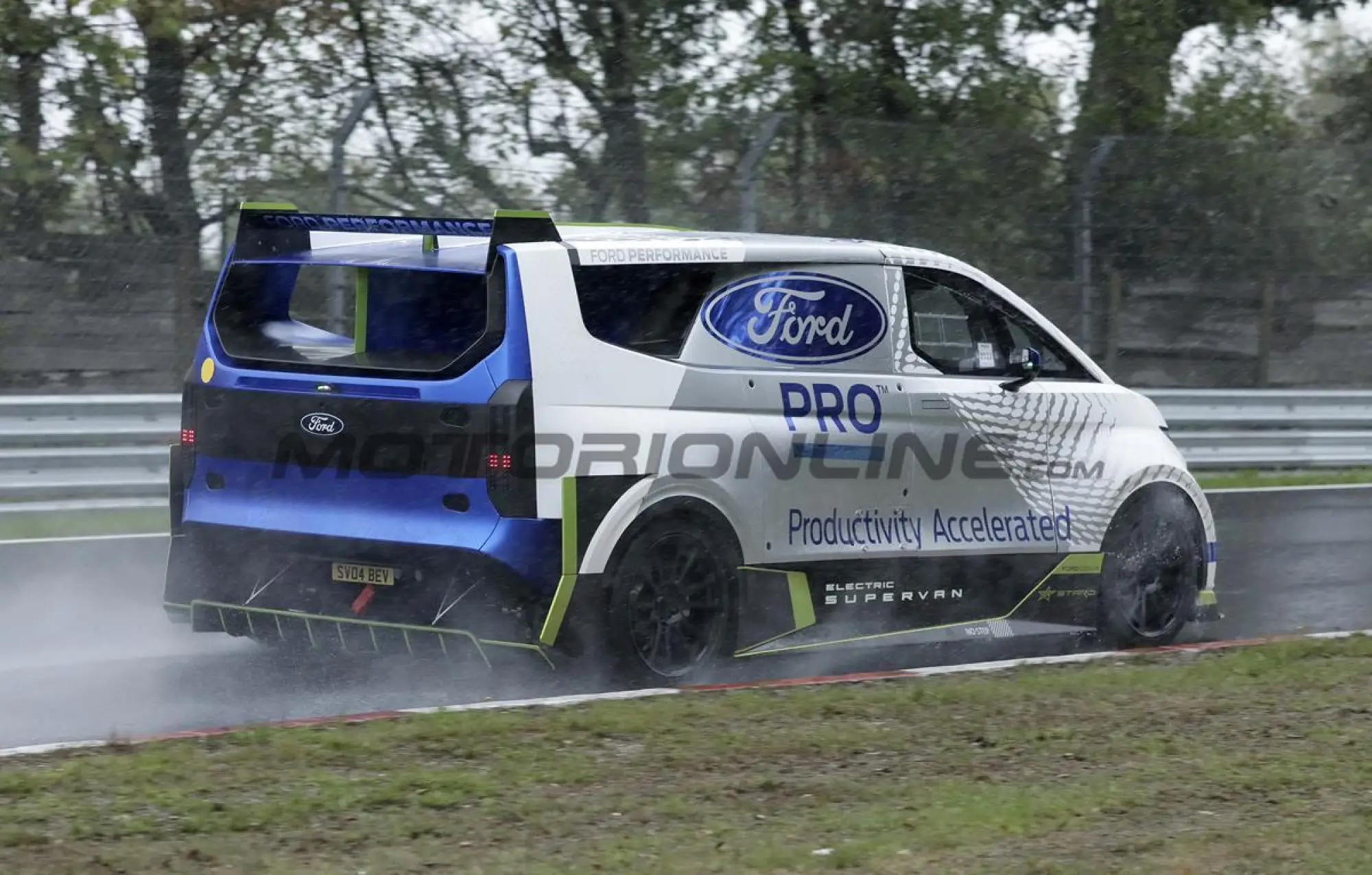 Ford Pro Electric SuperVan - Foto spia 14-09-2022 - 22
